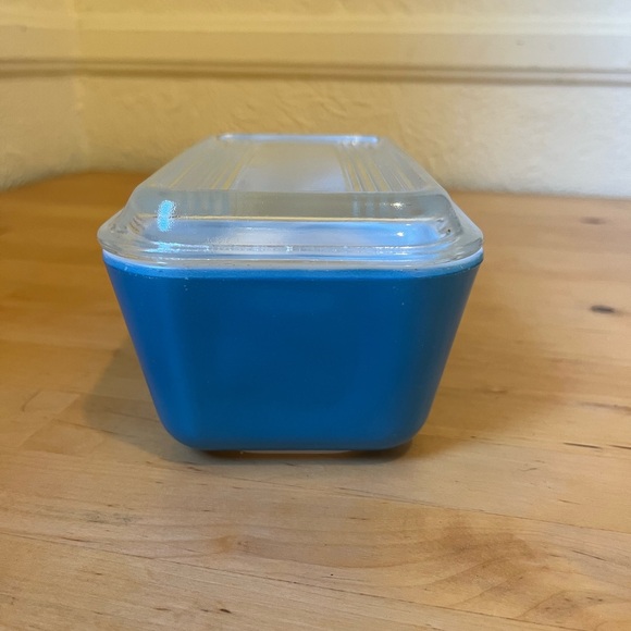 Vintage Pyrex Medium Refrigerator Jar w Lid in Blue - Picture 2 of 16